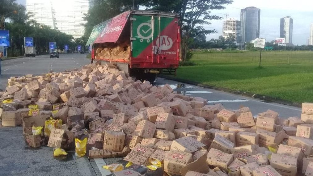 Truk Muatan Ratusan Karton Minyak Goreng Tumpah ke Jalan di Pinang Tangerang