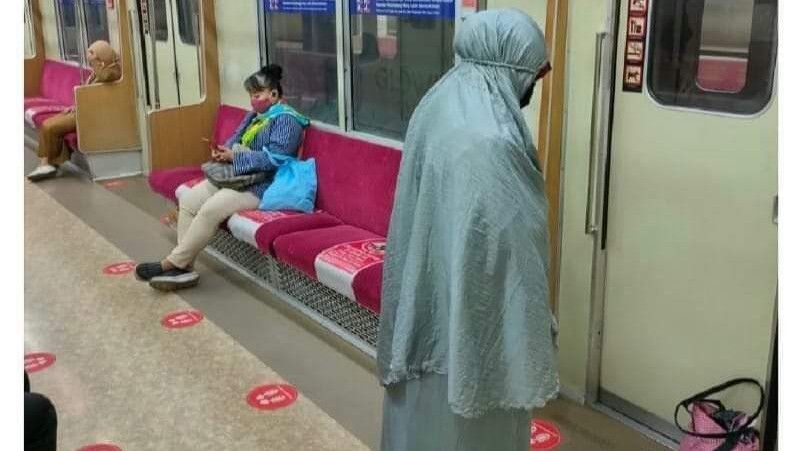 Foto Perempuan Salat di Gerbong Kereta Heboh Lagi, Dikira Mempersulit Ritual Agama