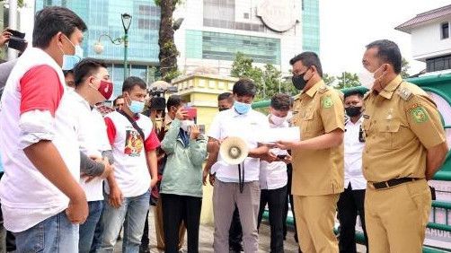 Momen Wali Kota Bobby Nasution Berdialog dengan Pengunjuk Rasa di Depan Kantornya