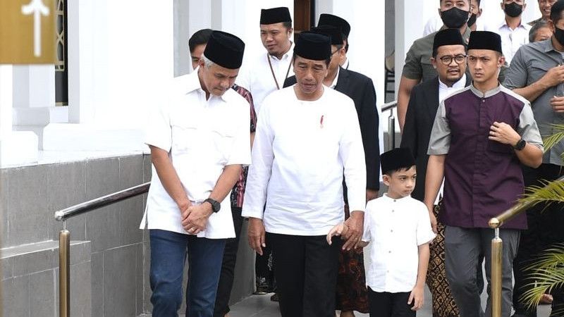 Momen Jokowi Ajak Jan Ethes Salat Jumat di Masjid Sheikh Zayed Surakarta