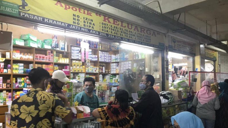 Pandemi Melonjak, Toko Obat di Jakarta Diserbu Pembeli