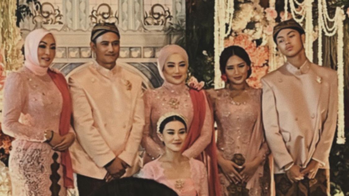 Intip Momen Siraman Aaliyah Massaid, Serba Pink hingga Aurel Hermansyah Ikut Memandikan