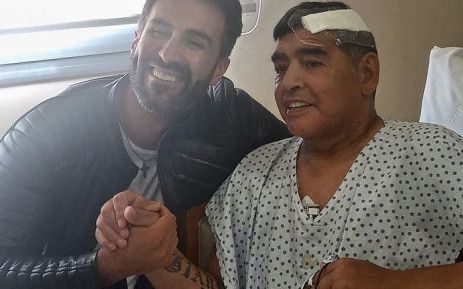 Usai Operasi Otak, Maradona Dibawa Berkonvoi oleh Fansnya