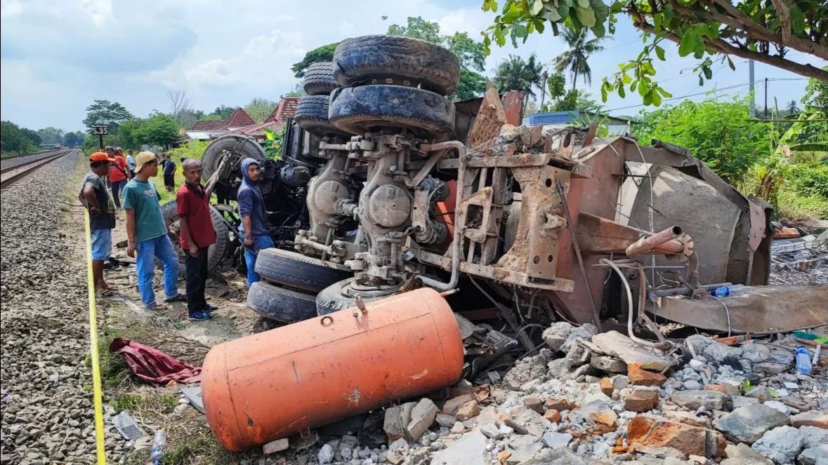 KAI Proses Hukum Sopir Truk yang Terobos Palang di Bantul hingga Tertabrak Kereta Api