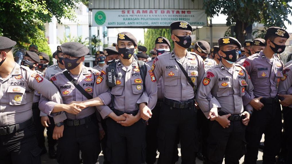 Sidang Langsung Rizieq Shihab Hari Ini, Ratusan Polisi 'Berkerumun di Depan PN Jaktim