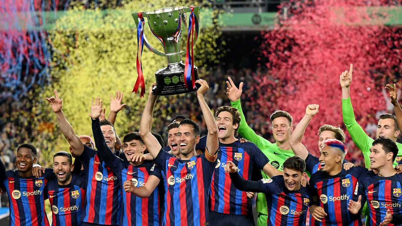 Walau Barcelona Kalah, tapi Mereka Pamer Angkat Piala La Liga di Camp Nou