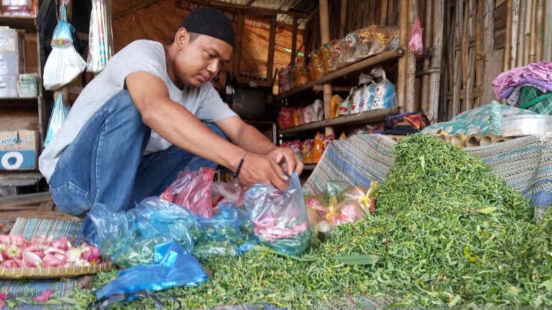 Larangan Mudik Bikin Dompet Pedagang Bunga Makam di Indramayu Kering