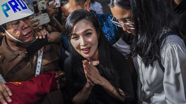 Tiba di Pengadilan Tipikor, Sandra Dewi Berbusana Serba Hitam dengan Make Up Merona