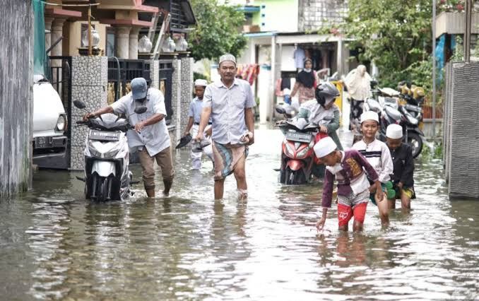 77 RT dan 5 Ruas Jalan di Jakarta Kebanjiran Hari Ini, Tinggi Banjir Ada yang Capai 5 Meter