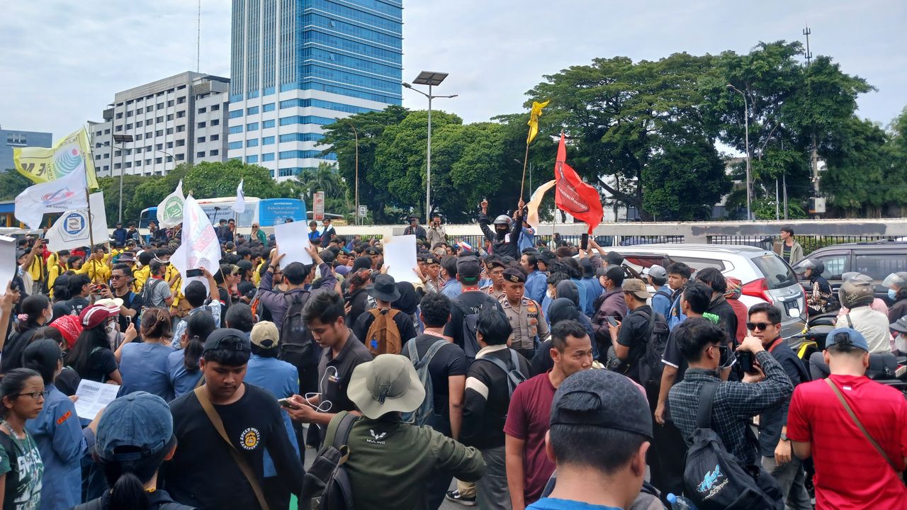Massa Tolak RUU TNI di DPR Blokade Jalan Gatot Subroto Arah Slipi, Lalin Macet Total
