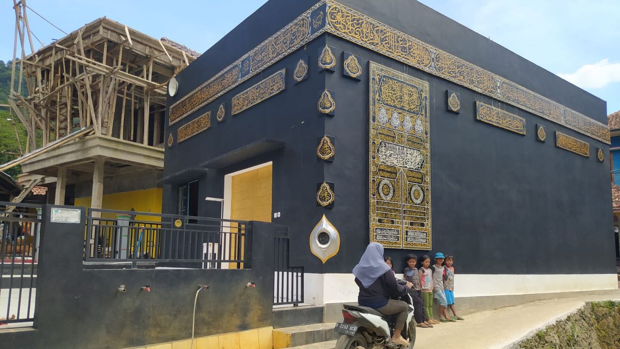 Mengintip Keunikan Masjid yang Mirip Kakbah di Cikoneng Bandung Barat