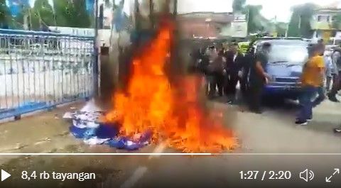 Sebelum Poster AHY Dibakar Massa di NTT, Kader Demokrat Riau Juga Bakar Atribut Partainya