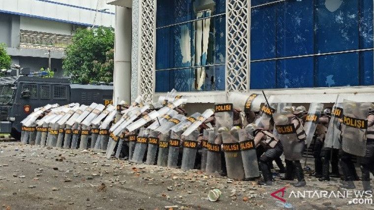 Demo Tolak UU Cipta Kerja di Medan Rusuh, Gedung DPRD Sumut Dirusak Massa