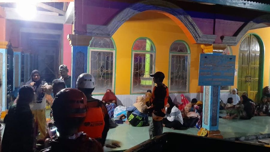 Penampakan Banjir Bandang di Palopo Sulsel, Warga Mengungsi ke Masjid