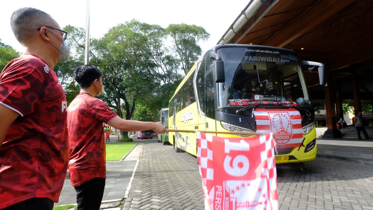 Pertandingan Sepakbola Boleh Dihadiri Penonton, Gibran Lepas Suporter Persis Solo ke Pakansari Bogor