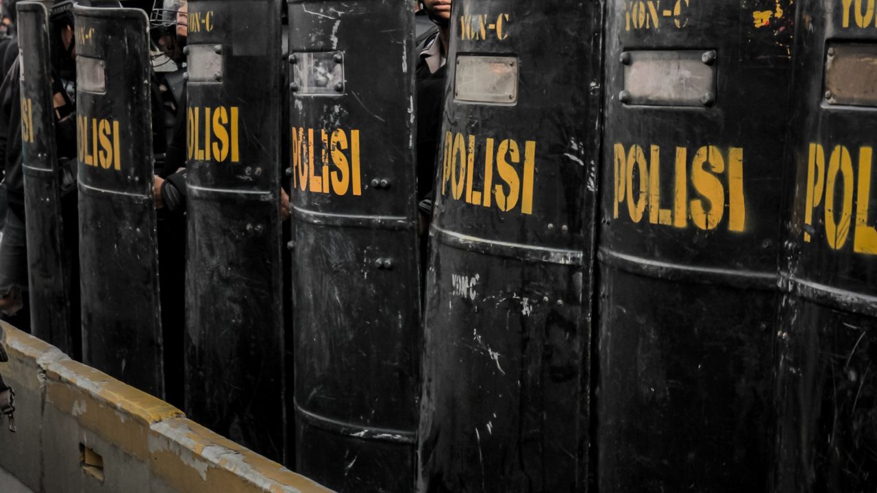 Hasil Hari Buruh yang Ricuh di Semarang: Intel Polisi Disandera, Massa Ditangkap