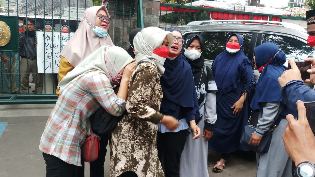 Momen Emak-Emak Warga Benda Nangis Histeris Maki Hakim PN Tangerang: Kalian Hanya Melindungi Koruptor!