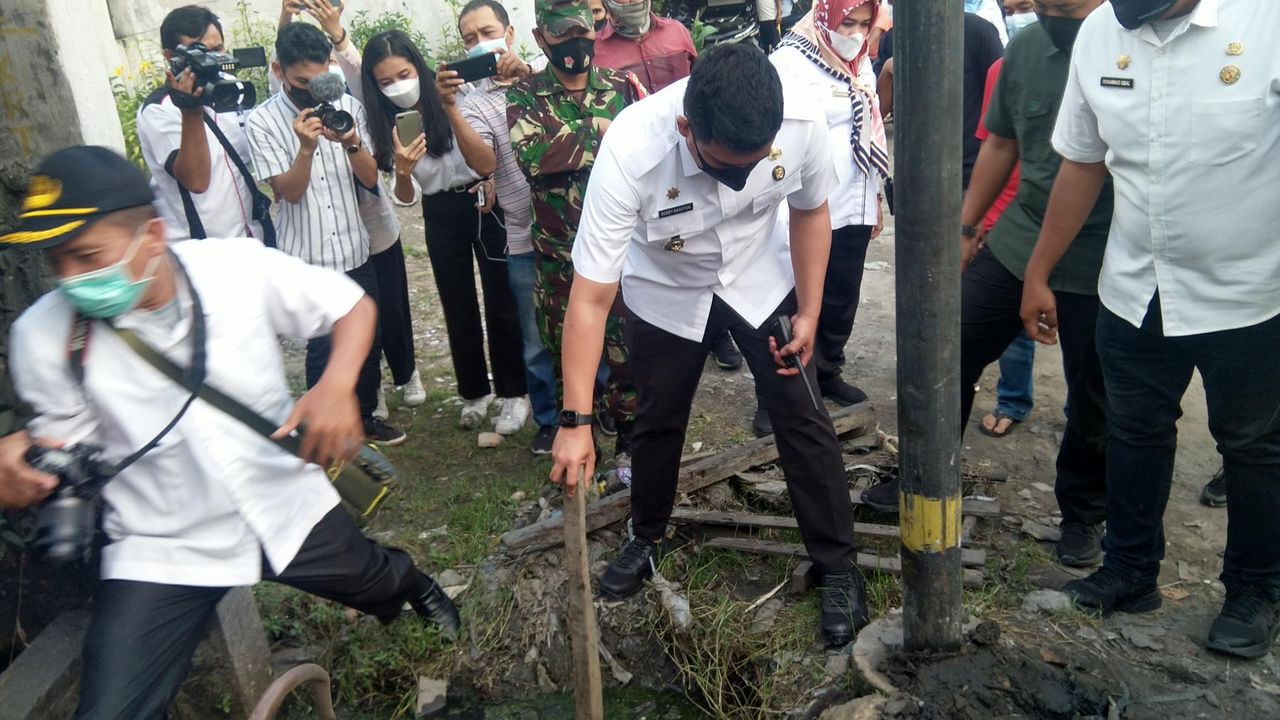 Wali Kota Bobby Nasution saat mengecek saluran drainase yang mampet di Medan Sunggal (Muchlis Ariandi/era.id)