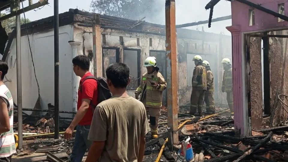 Kebakaran Hanguskan 8 Rumah di Duren Sawit, Diduga Akibat Pembakaran Sampah