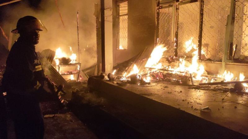 Penghuninya Sedang Terlelap Tidur, Rumah Warga di Padang Ludes Terbakar