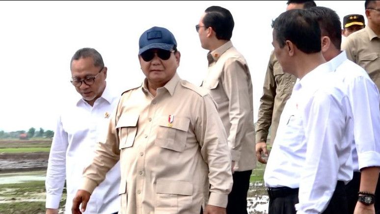 Prabowo Tanam Benih Padi Pakai Drone di Lahan Bekas Rawa Ogan Ilir Sumsel