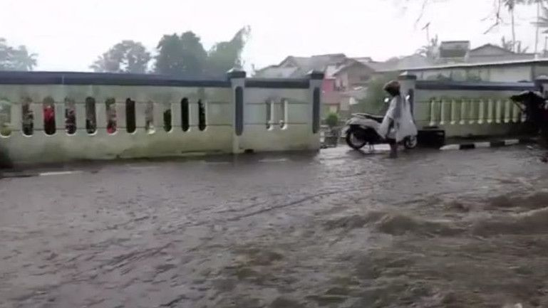 Hujan Deras Seharian, Sukabumi Dilanda Banjir Dan Tanah Longsor - ERA.ID