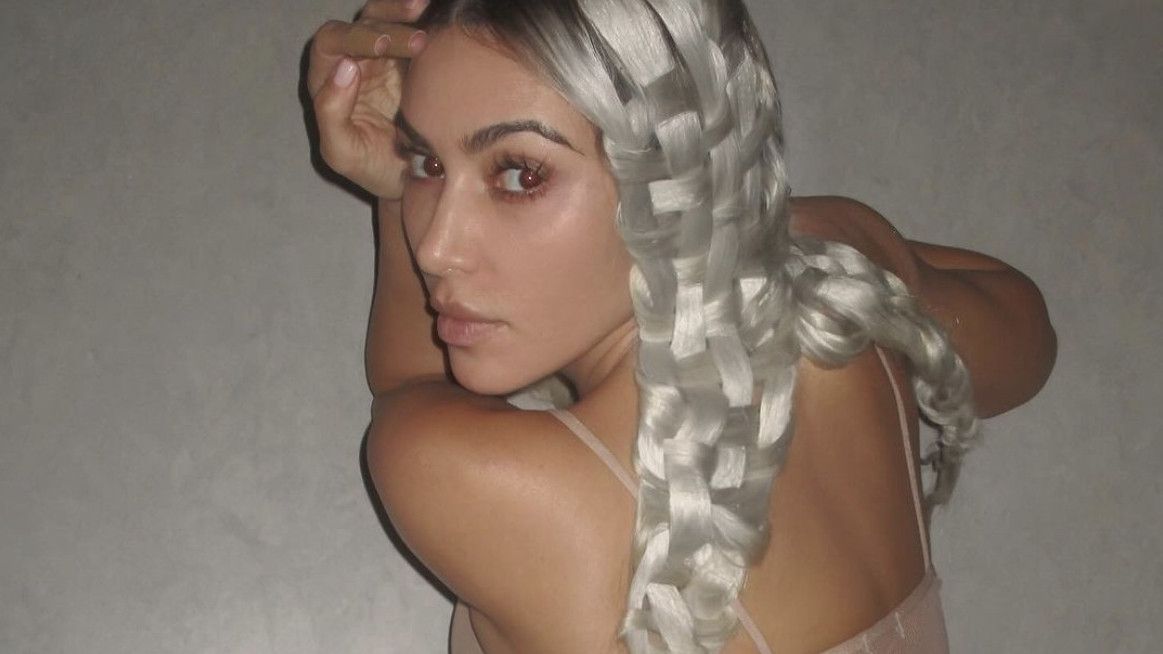 Kim Kardashian Bagikan Foto dengan Rambut Dikepang, Netizen Sebut Mirip Ketupat hingga Keranjang