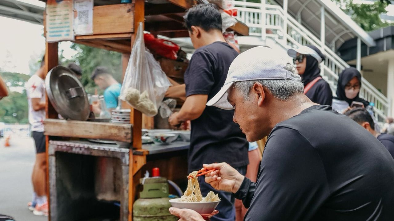 Ditemani Istri, Ganjar Makan Mi Ayam dengan Santai Sebelum Debat Lawan Anies dan Prabowo