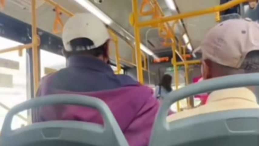 Viral Wanita Tegur Pria yang Palak Kakek-Kakek di dalam Bus TransJakarta