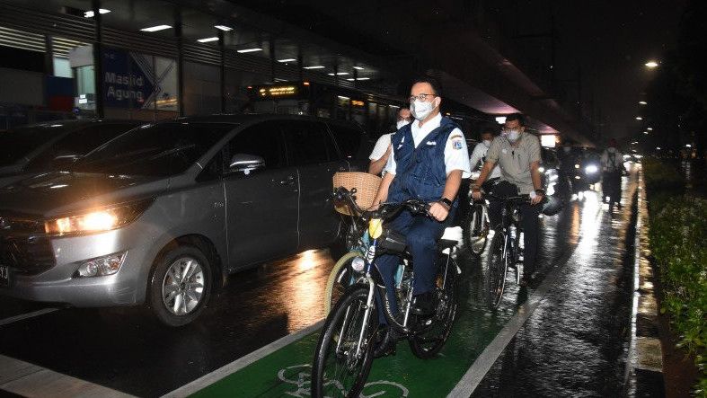 Aksi Anies Serukan Semua Warga Jakarta Naik Sepeda Hari Ini