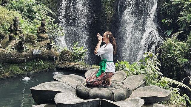 Jalani Ritual Melukat di Bali, Aura Kasih Disarankan Pindah Agama: Biar Tak Menyesatkan Orang Lain