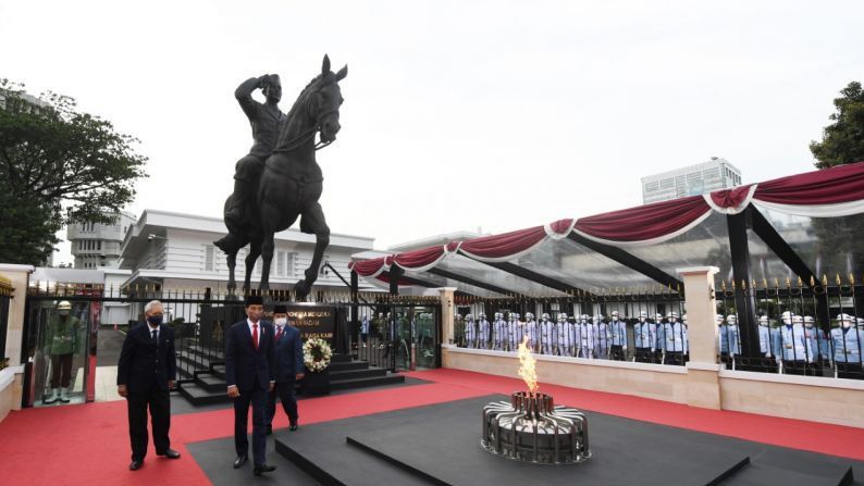 Momen Duet Jokowi-Prabowo Resmikan Patung Soekarno dan Tugu Api Semangat Indonesia Merdeka Tidak Pernah Padam