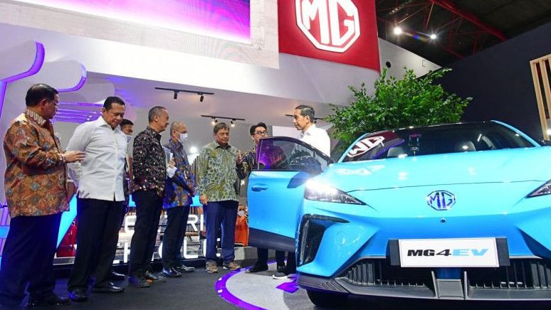 Presiden Jokowi Ajak Industri Otomotif Bergeser ke Kendaraan Listrik