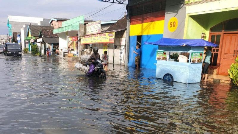 Diguyur Hujan Deras, Sejumlah Wilayah di Surabaya Tergenang