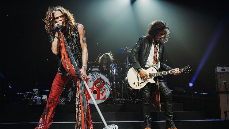Steven Tyler Cedera Pita Suara hingga Pendarahan, Aerosmith Tunda Rangkaian Tur