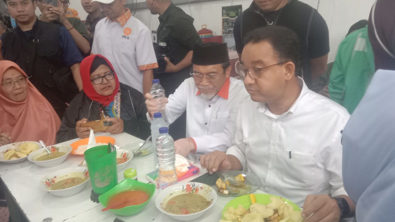 Hari Pertama Kampanye di Bogor, Anies Cicipi Doclang di Tempat Kuliner Bersejarah