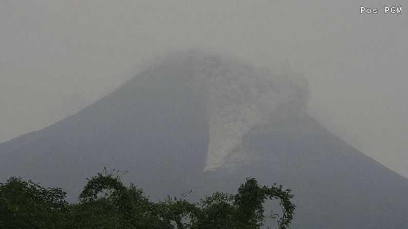 Gunung Semeru Erupsi, Merapi 3 Kali Luncurkan Awan Panas Hari Ini