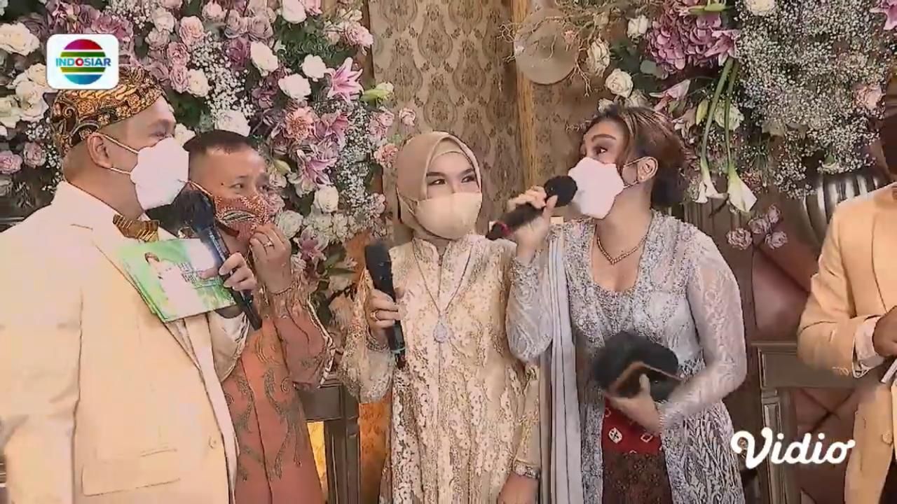 Keluarga Ayu Ting Ting dihadiri di pernikahan Lesti Kejora-Rizky Billar (Foto: YouTube/Indosiar)