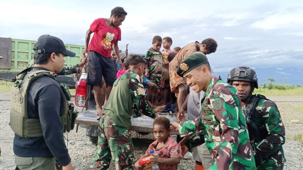 TNI-Polri Kembali Evakuasi 33 Warga Paro Nduga yang Diteror KKB Papua