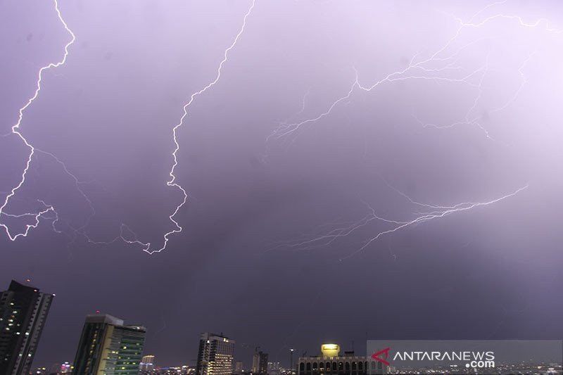 BMKG Perkirakan Jakarta Hujan Petir Siang Sampai Malam