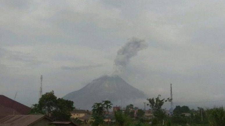 Erupsi Gunung Sinabung Lontarkan Abu Vulkanik Setinggi 1.000 Meter