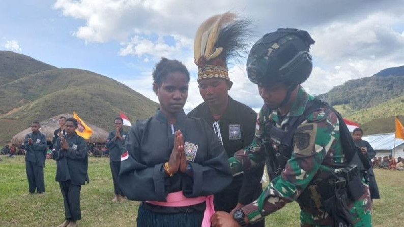 Aksi Anak Buah Panglima TNI Jenderal Andika Perkasa Ajarkan Warga Papua Pencak Silat