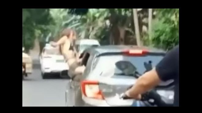 Heboh, Bule Berjoget Pakai Bikini Saat Mobil Melaju Kencang di Bali, Netizen: Norak!