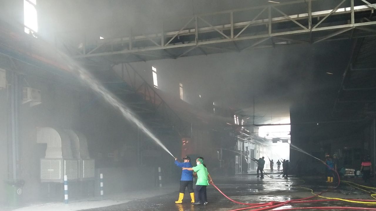 Begini Penampakan Pabrik PT Dua Kelinci yang Terbakar, Polisi Sebut Tak Ada Korban Jiwa