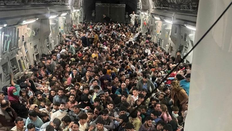 Viral, Foto Pesawat Militer AS Angkut 640 Warga Afghanistan Keluar dari Kabul