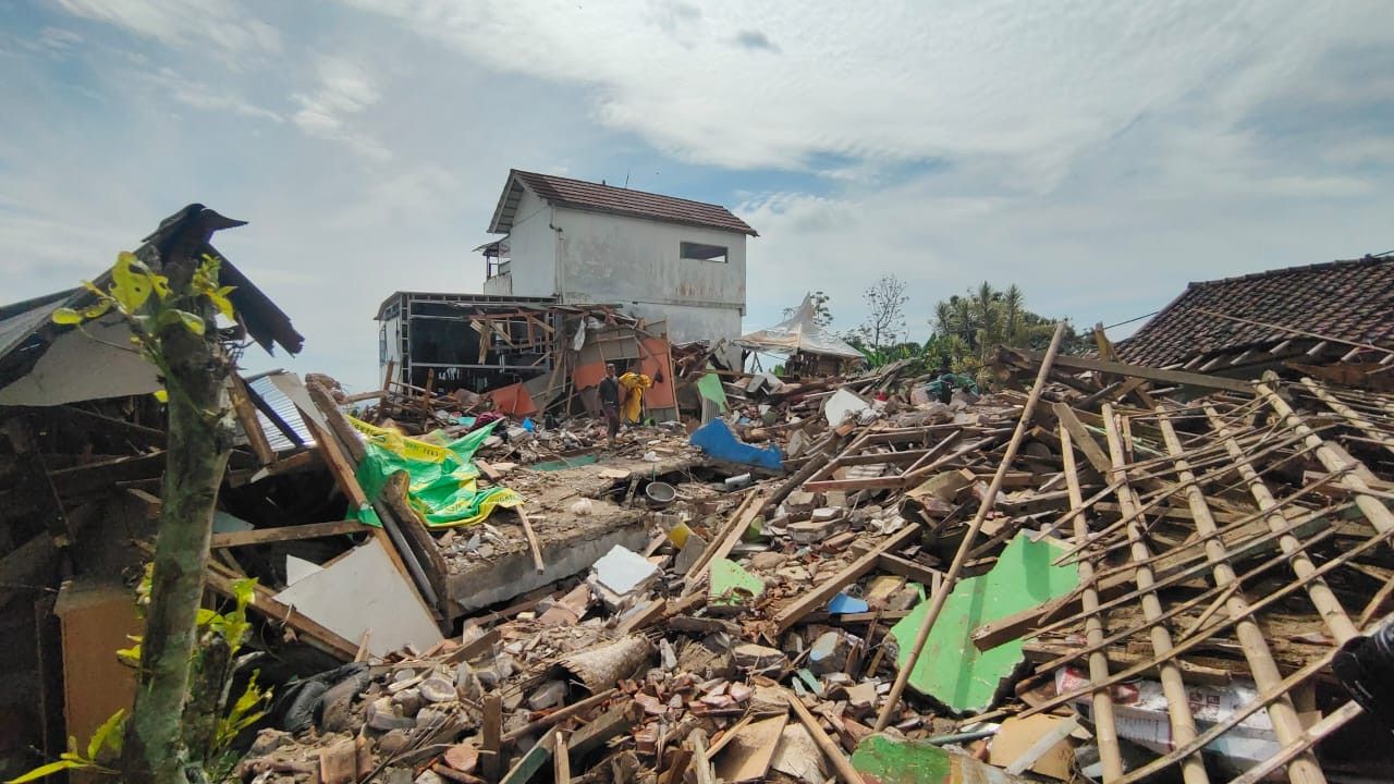 Reruntuhan Bangunan di Cianjur Sulitkan Kerja Pembawa Bantuan untuk Korban Gempa