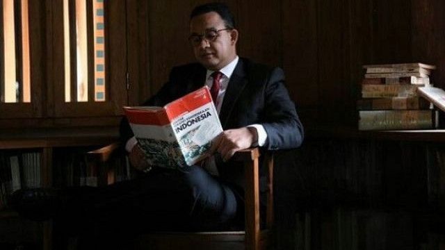 Jokowi Pidato, Anies Baswedan Sibuk Baca Buku Jenderal Besar AH Nasution