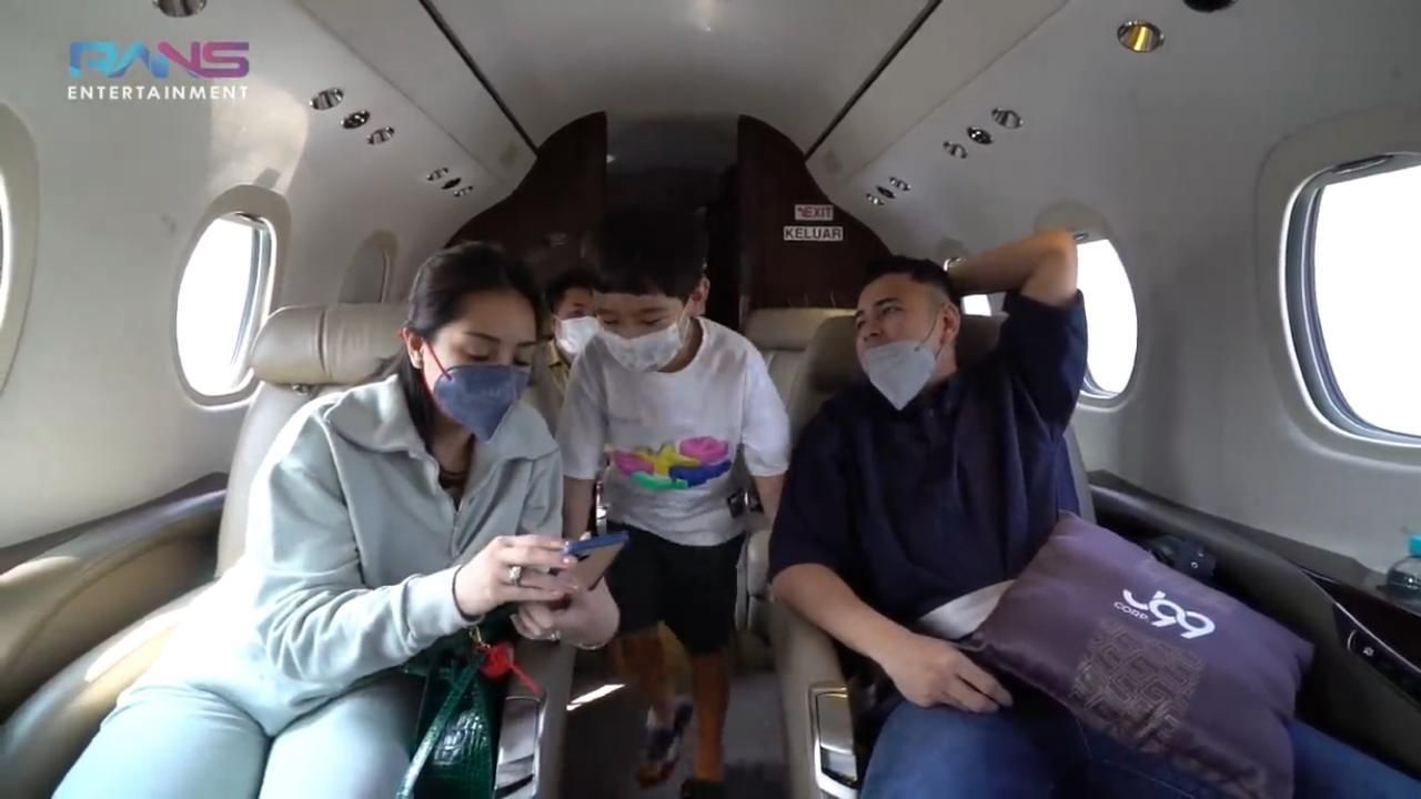 Raffi,Nagita dan Rafathar di jet pribadi Gilang (Foto: YouTube/Rans Entertainment)