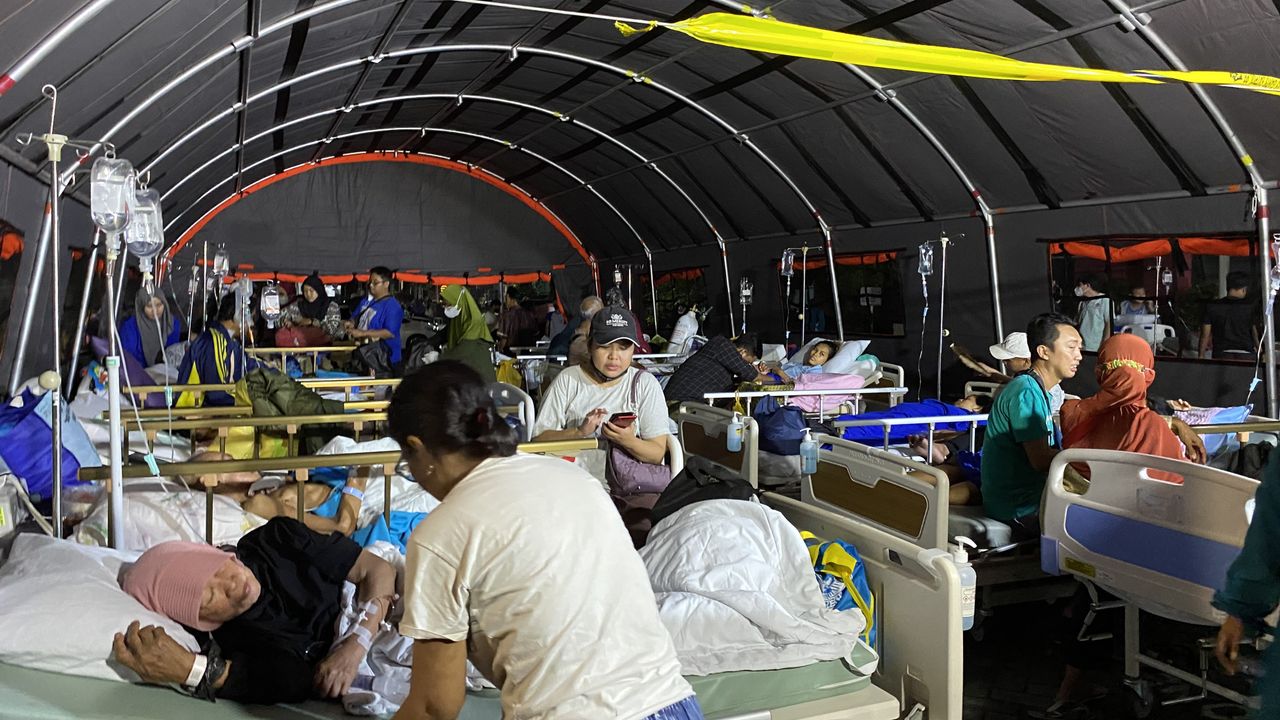 Antisipasi Gempa Susulan di Surabaya, Ratusan Pasien RS UNAIR Terpaksa Dirawat di Tenda Darurat