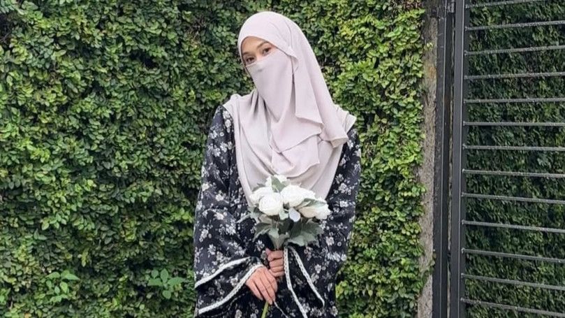 Profile Tinandrose, Istri Fiki Naki yang Ternyata Penulis Terkenal